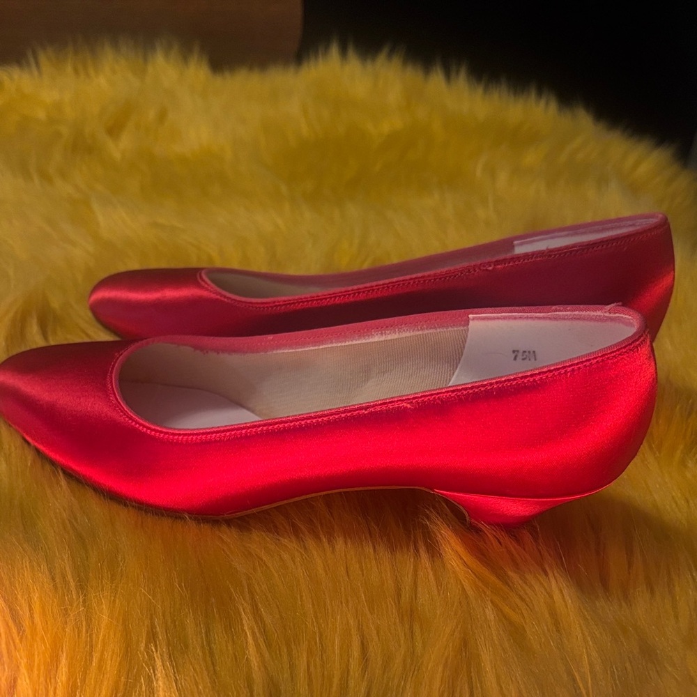 Vintage Red impromptu brand 7.5 Satin Women's Shoes